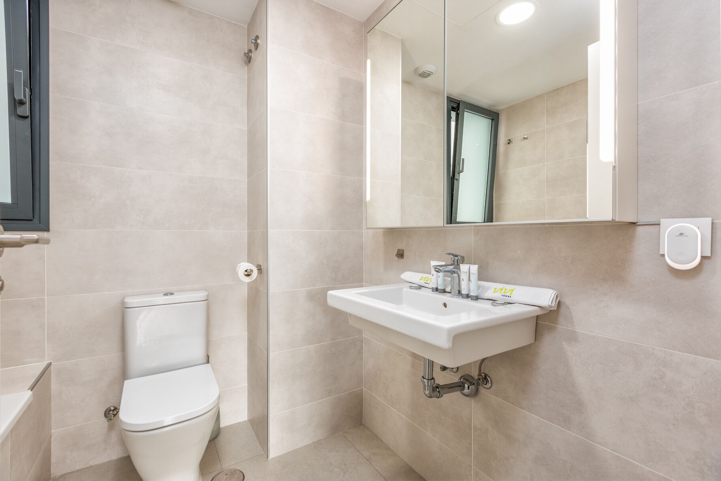 Chuveiro, secador de cabelo, toalhas de banho, shampoo