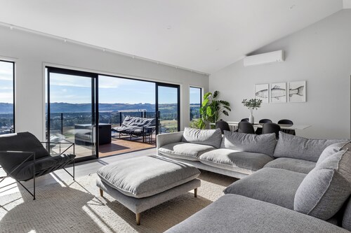 Tranquil Kinloch Hillside Escape - Perfect for Family Gatherings