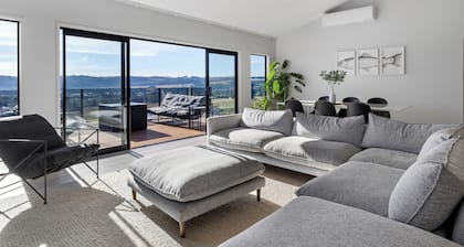 Tranquil Kinloch Hillside Escape - Perfect for Family Gatherings