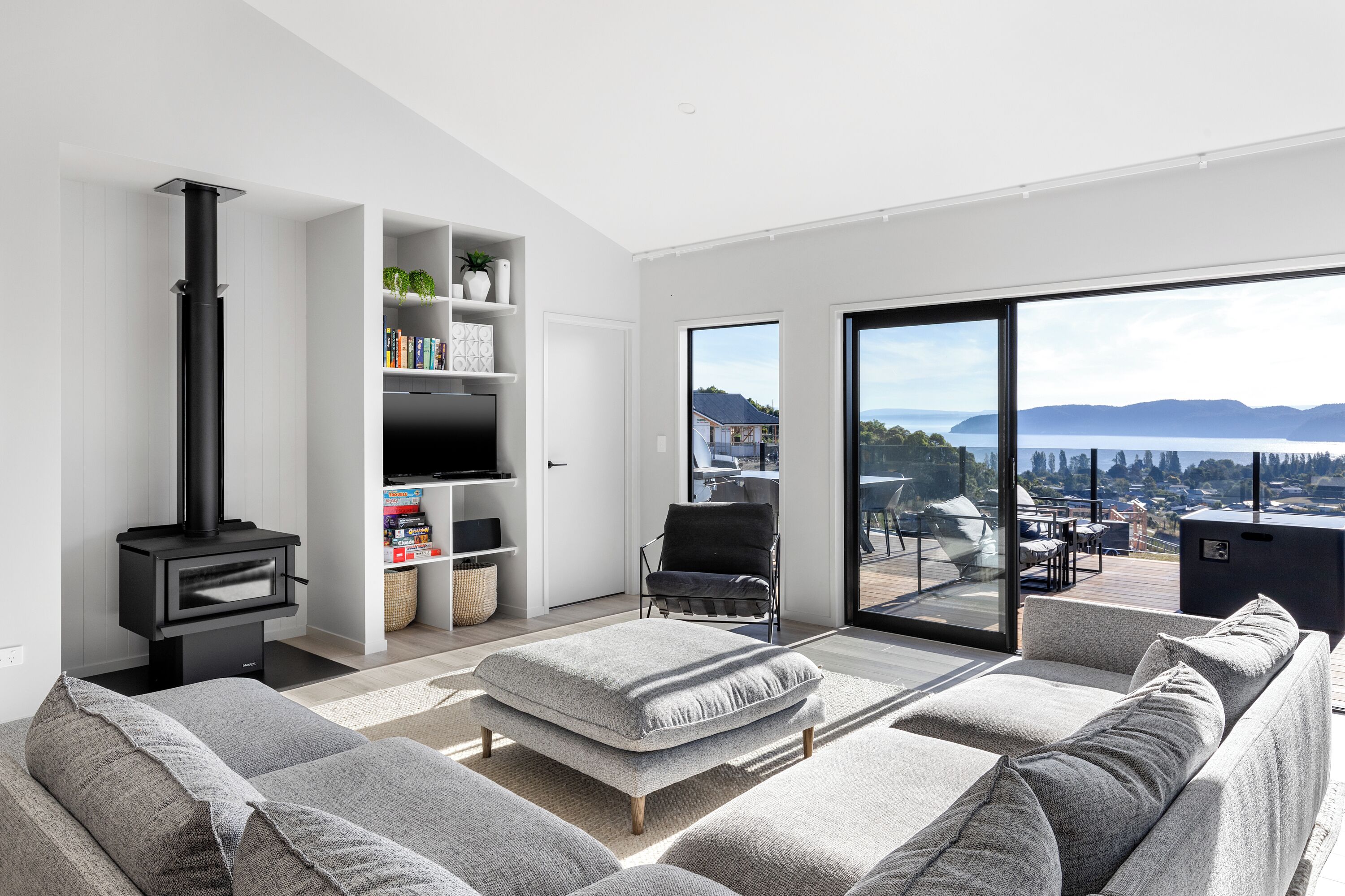 Smart TV, fireplace, books, stereo