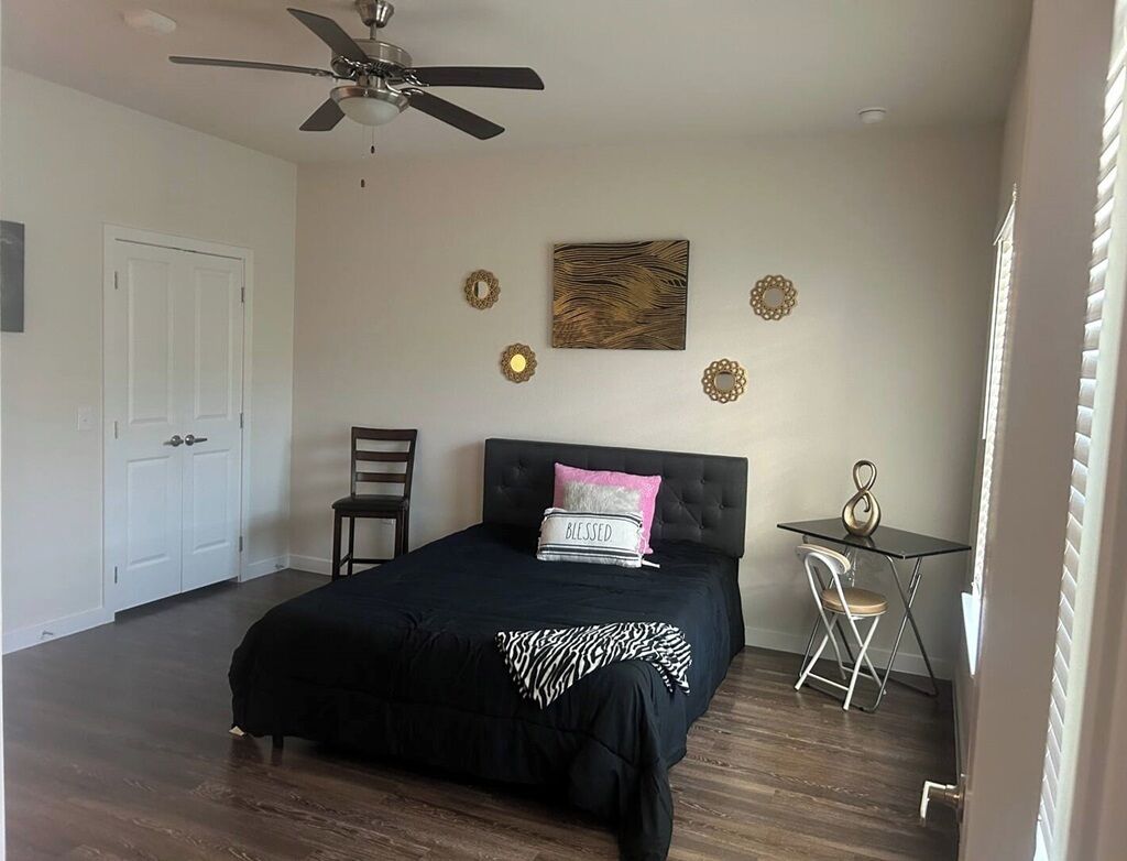 Beachside Bungalow near Galveston w/ Pool & Parking 