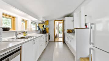 Geladeira, cooktop, lava-louças, cafeteira/chaleira