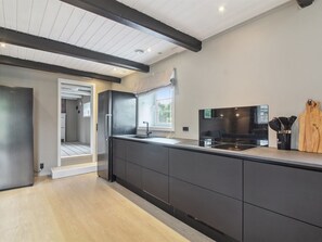 Kühlschrank, Mikrowelle, Geschirrspüler, Kochgeschirr/Geschirr/Besteck