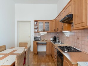 Mikrowelle, Ofen, Toaster, Hochstuhl