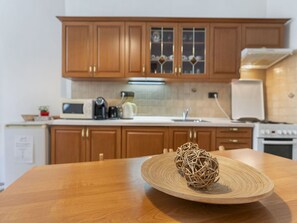 Microondas, horno, tostadora y mesa de comedor