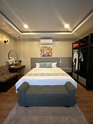 Escritorio y tabla de planchar con plancha 