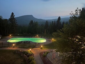 Een binnenzwembad en een verwarmd zwembad