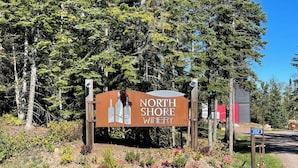 En skylt för North Shore Winery med fri utsikt över det omgivande landskapet.