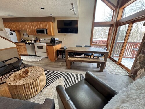 Hillside Hideaway | Ski-In/Ski-Out| Pool & Hot Tub