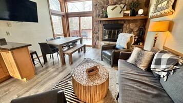 Smart TV, fireplace, DVD player, table tennis