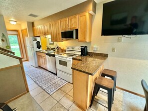 Frigorífic, microones, forn i placa de cuina 