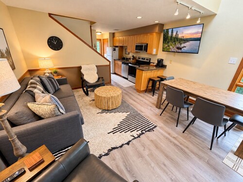 3-bed Family Friendly | Ski-In/Out| Pool & Hot Tub