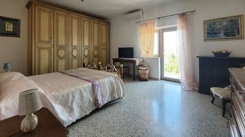 2 Schlafzimmer, Schreibtisch, Bügeleisen/Bügelbrett, Reisekinderbett