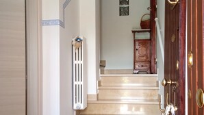 A staircase with beige steps leading to a landing. -  Quiet Panoramic Suite, comfortable near Matera with parking, green (Tricarico)