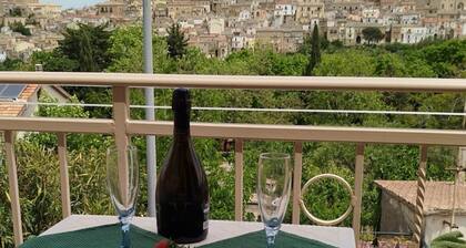 Quiet Panoramic Suite, comfortable near Matera with parking, green