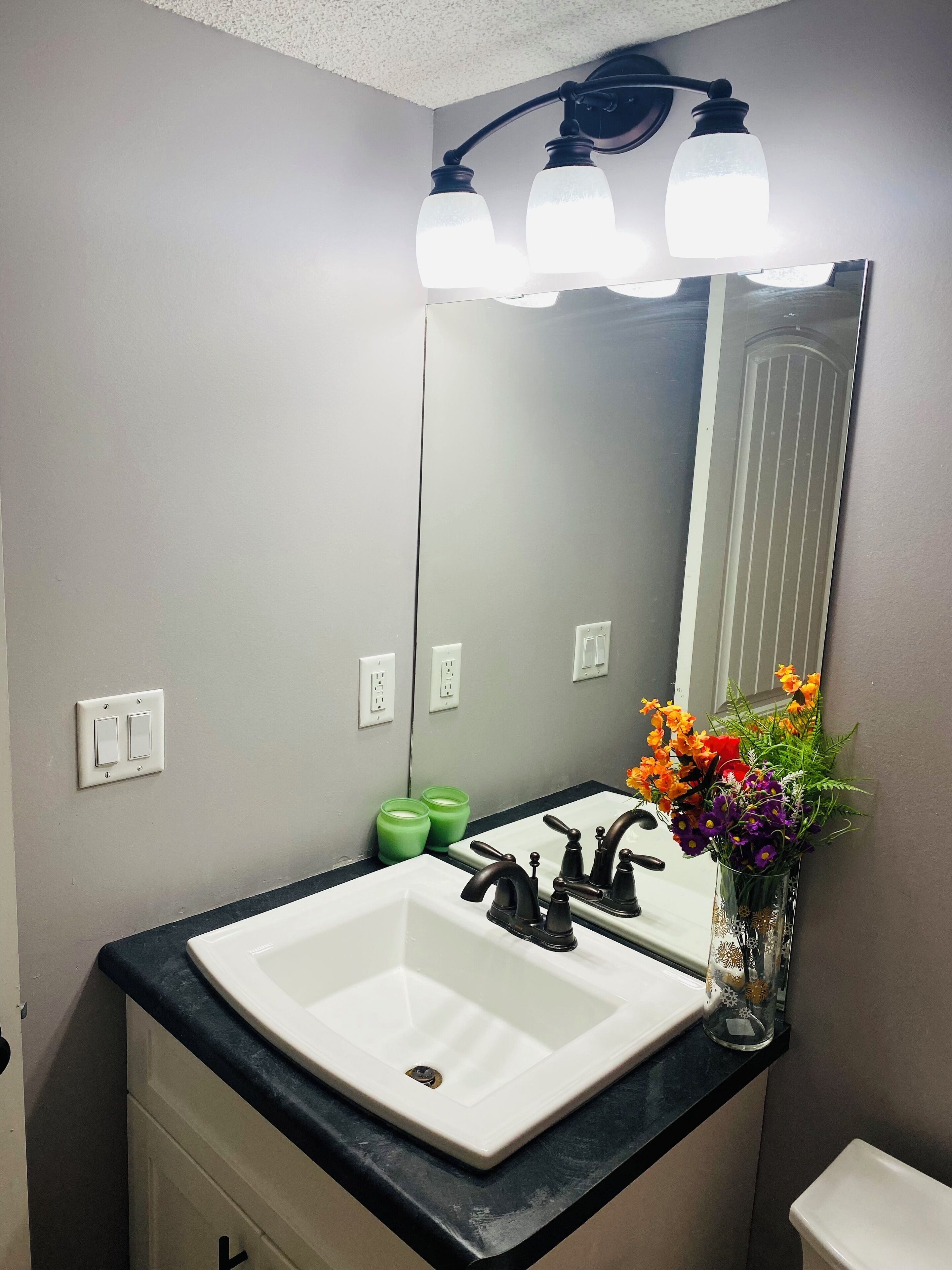 Een haardroger, handdoeken, zeep, shampoo