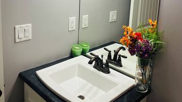 Een haardroger, handdoeken, zeep, shampoo