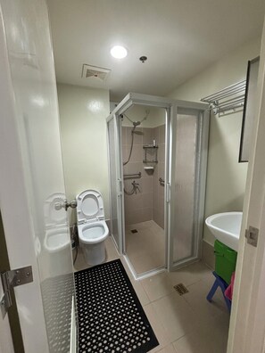 Toallas, jabón y papel higiénico