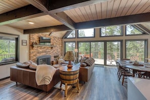 Smart TV, fireplace