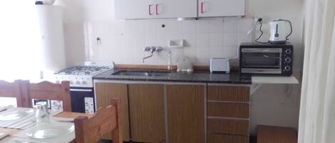 Un four, surface de cuisson, bouilloire électrique, grille-pain