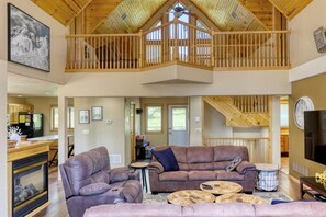 Smart TV, fireplace - Aspen Lodge – 5 bedrooms, 5 baths, hot tub & family-friendly mountain retreat! (Lead)