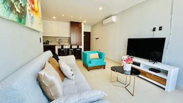 Departamento céntrico con estilo 309D | Área de sala de estar | Televisión de pantalla plana de 50 pulgadas con canales digitales