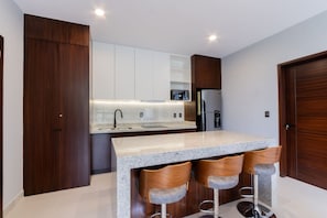 Cómodo departamento cerca del malecón y estadio venados | Private kitchen