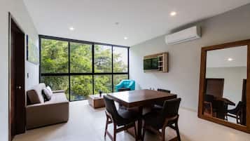 Deluxe appartement | Woonruimte | Een 50-inch flatscreentelevisie met digitale zenders