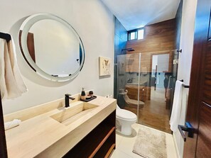 Departamento céntrico con estilo 309D | 浴室 | 淋浴設備、淋浴花 灑、坐浴桶、毛巾