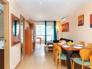 Dining - Nice apartment for 4 guests with pool, A/C, WIFI, TV and terrace (Salou)