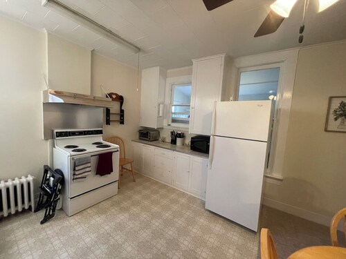 Historic Nauvoo Apartment, family friendly. 