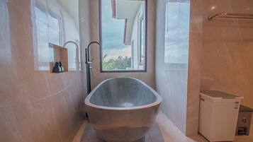 Vila Keluarga, 3 kamar tidur, pemandangan kolam renang | Kamar mandi | Bathtub dan shower terpisah, pengering rambut, handuk, dan sabun