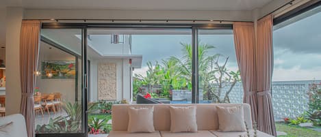 Villa familiar, 3 habitaciones, vista a la alberca | Área de sala de estar | Televisión de pantalla plana de 40 pulgadas con canales por cable