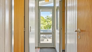 A hallway leading to a door with a view of an outdoor area. - 3 bedroom beautiful home in Vinderup (Vinderup)