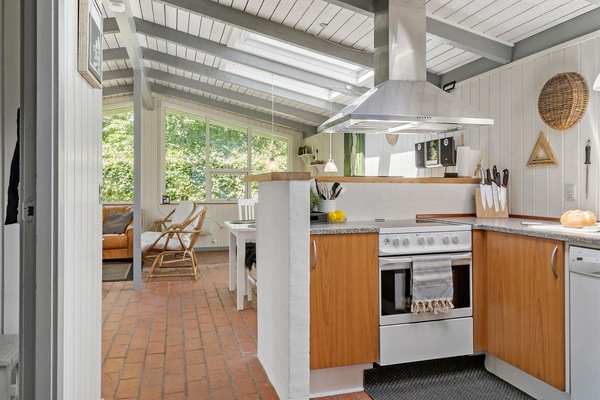 Kjøleskap, kokeplater, oppvaskmaskin og kaffetrakter/tekoker