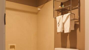 Een haardroger, handdoeken, zeep, shampoo