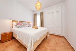 3 chambres, coffre-fort, bureau, fer et planche à repasser