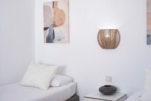 2 bedrooms, in-room safe, desk, iron/ironing board