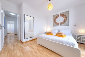 2 Schlafzimmer, Zimmersafe, Schreibtisch, Bügeleisen/Bügelbrett