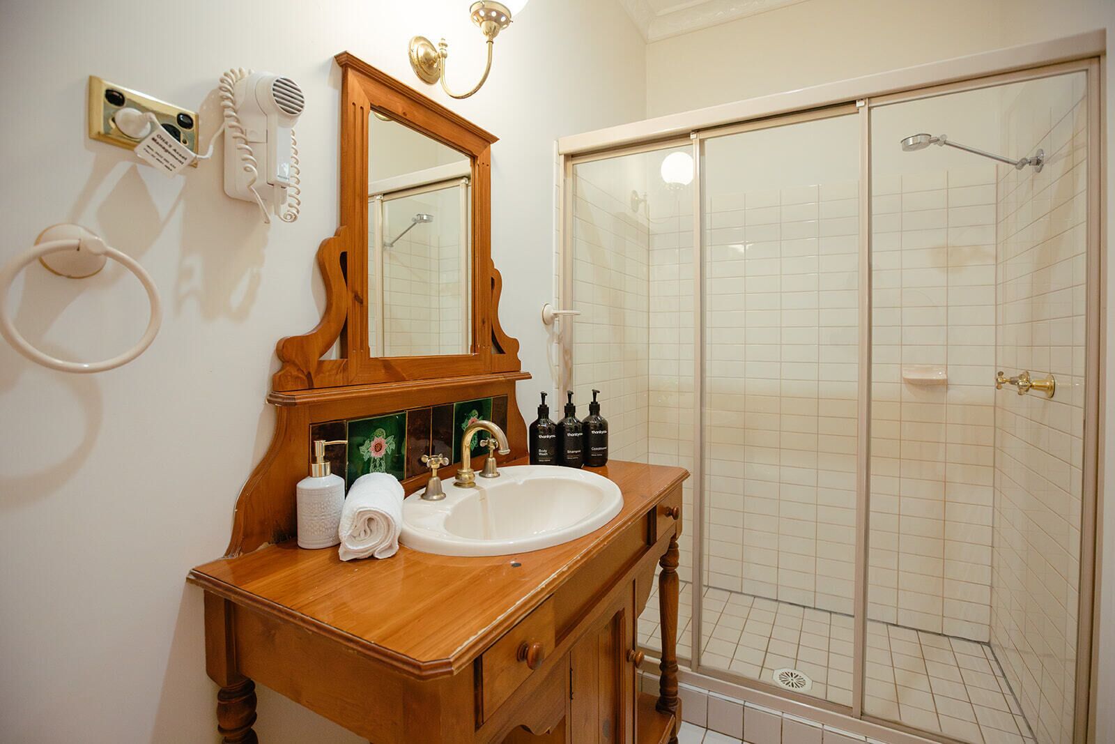 Ducha, artículos de tocador ecológicos, secador de pelo, toallas