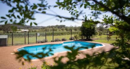 Bluebush Estate - The Chalet - Stunning Country Views - Sleeps 10