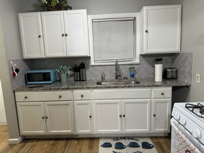 Coffee/tea maker, fridge, microwave, oven - Stay in the Heart of Arlington's Entertainment District (Arlington)