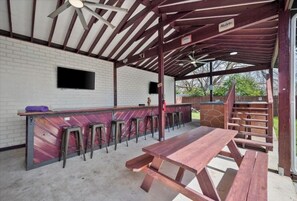 Outdoor dining - ARLINGTON ENTERTAINMENT DISTRICT RENTAL (Arlington)