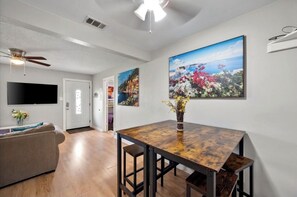 Interior - ARLINGTON ENTERTAINMENT DISTRICT RENTAL (Arlington)
