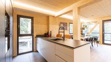 Coffee/tea maker, fridge, microwave, oven