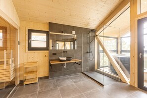 Douche, séchoir à cheveux, serviettes fournies