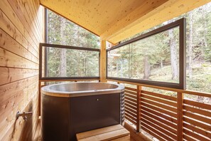 Bañera de hidromasaje cubierta