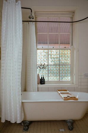 Regadera, amenidades de baño ecológicas, secadora de cabello, toallas 