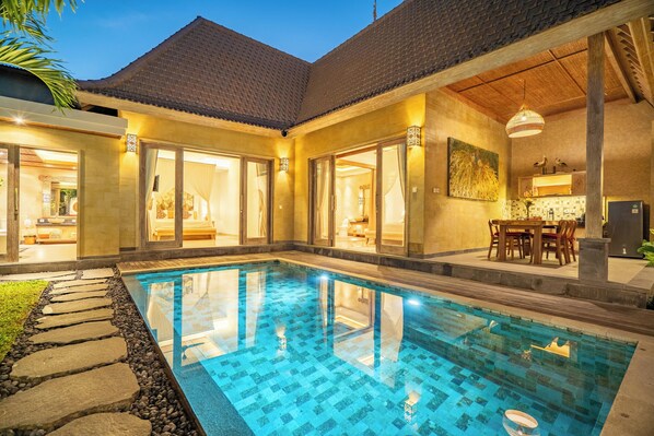 住宿正面 - 傍晚/夜晚