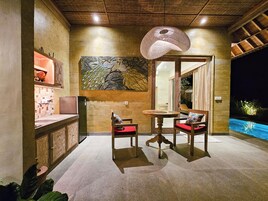 Villa de luna de miel, 1 cama de matrimonio grande, vistas a la piscina | Cocina privada | Microondas, placa de cocina, hervidor eléctrico y utensilios de cocina